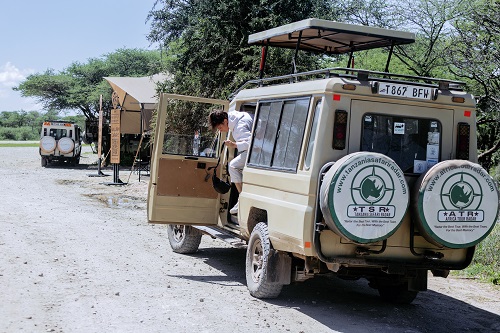 land cruser 4x4 safari jeep in the serengeti